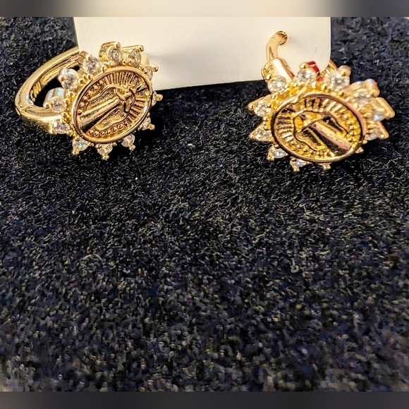 💥 18K Gold Plated Virgin Mary Earrings with Crystal CZ – Elegant & Timeles… - Picture 9 of 10